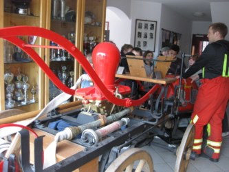 Besuch der 3. Klassen bei der Feuerwehr Au